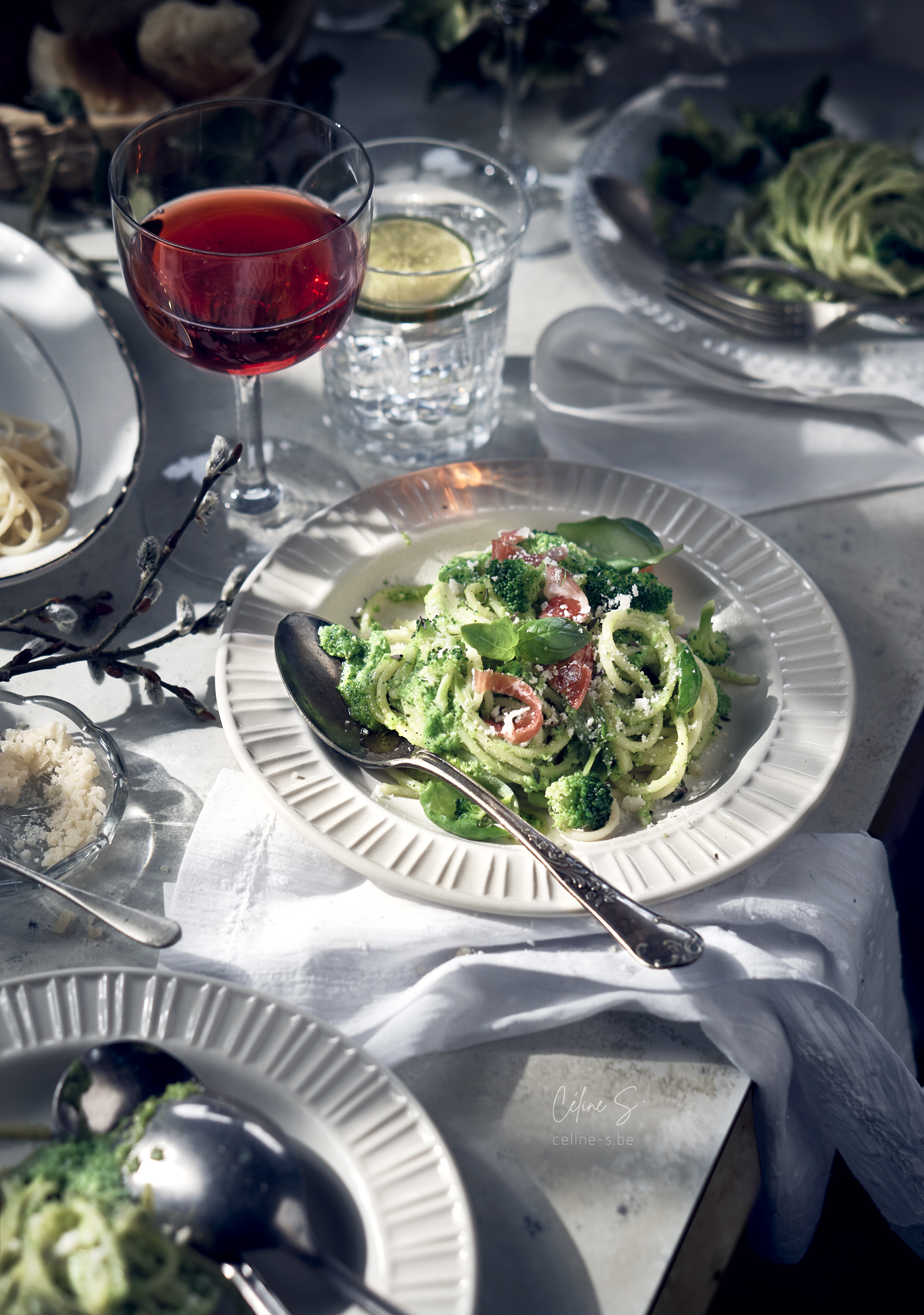 Céline Stiévenard - food photo - photographe et styliste culinaire - photo repas d'été italien - pates pesto et coppa - Liège, Belgique